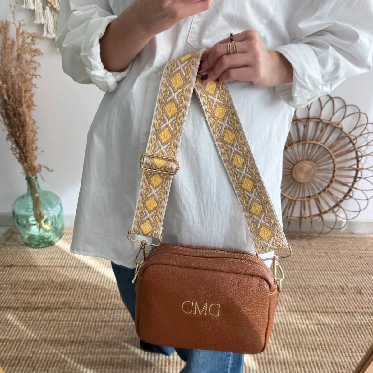 Bolso rectangular piel camel personalizado iniciales bordadas - Imagen 5