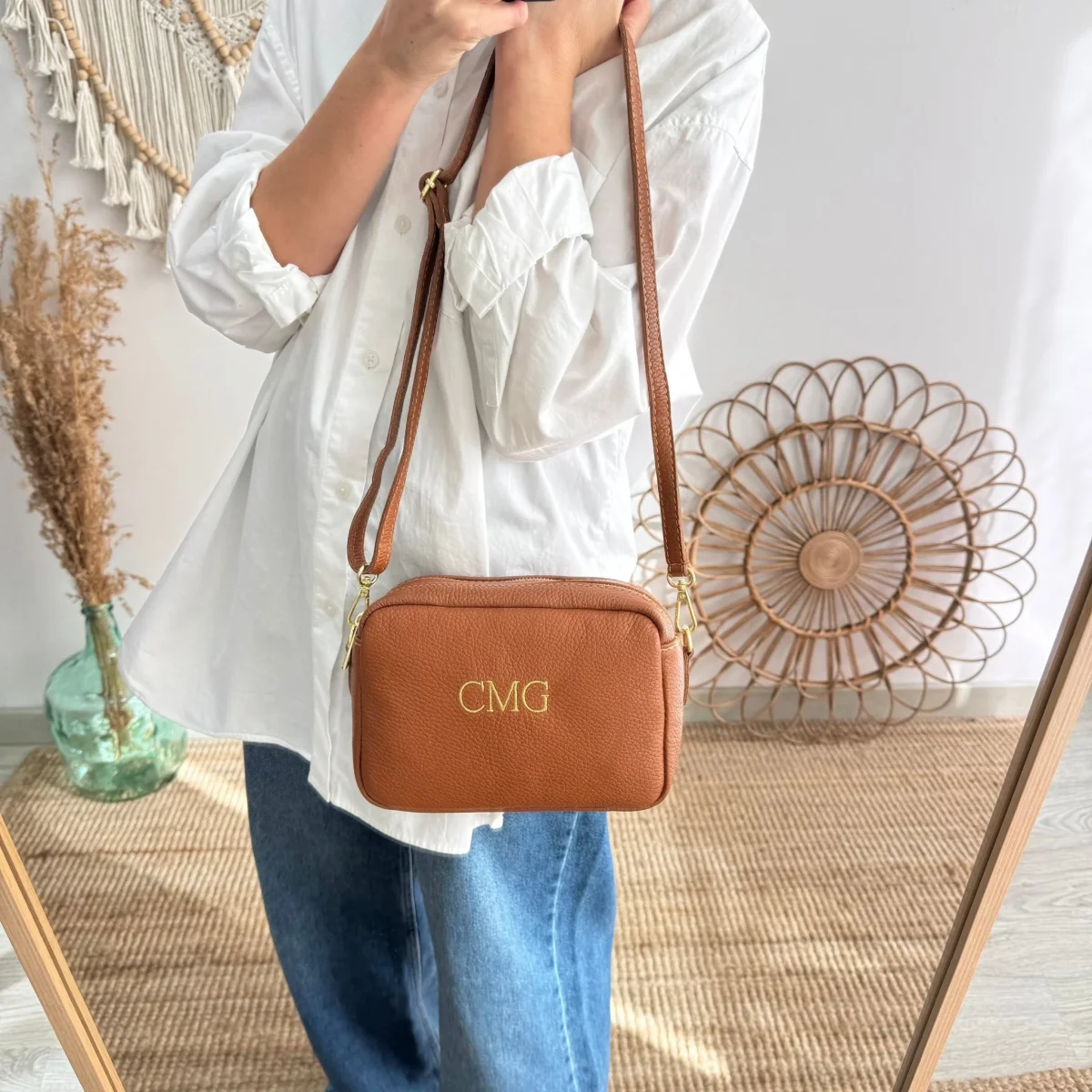 Bolso rectangular piel camel personalizado iniciales bordadas - Imagen 6