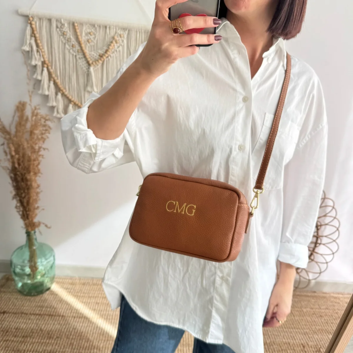 Bolso rectangular piel camel personalizado iniciales bordadas - Imagen 4
