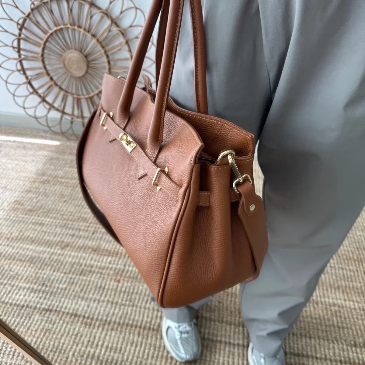 Bolso shopper camel cierre dorado - Imagen 9