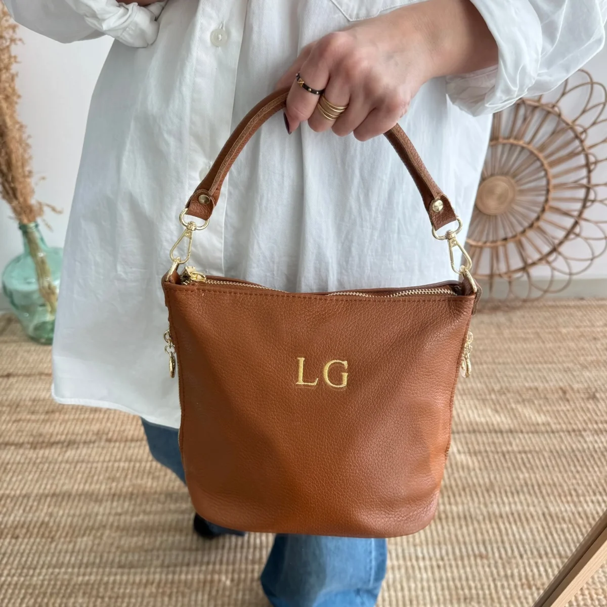 Bolso cremalleras piel camel iniciales bordadas - Imagen 3