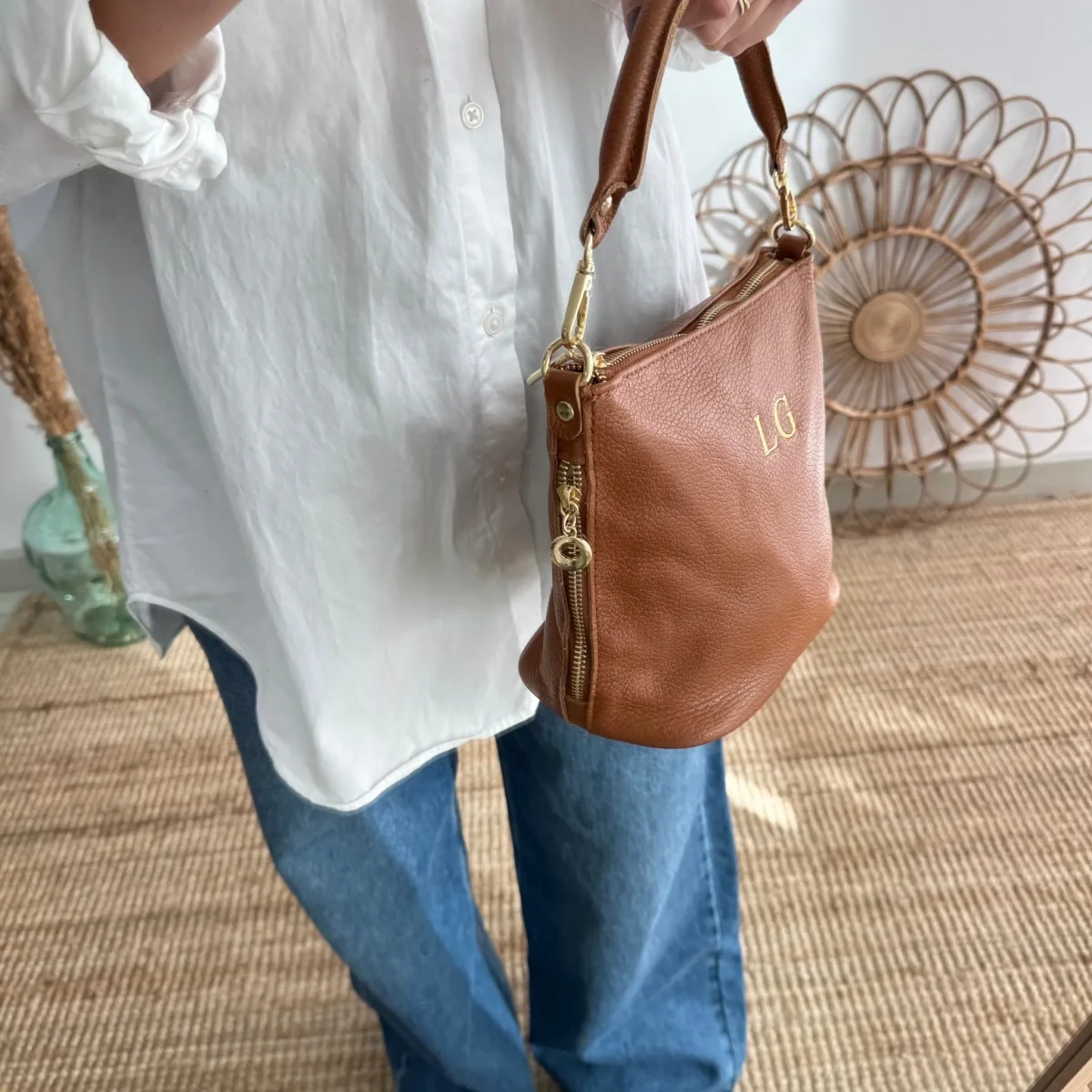 Bolso cremalleras piel camel iniciales bordadas - Imagen 8
