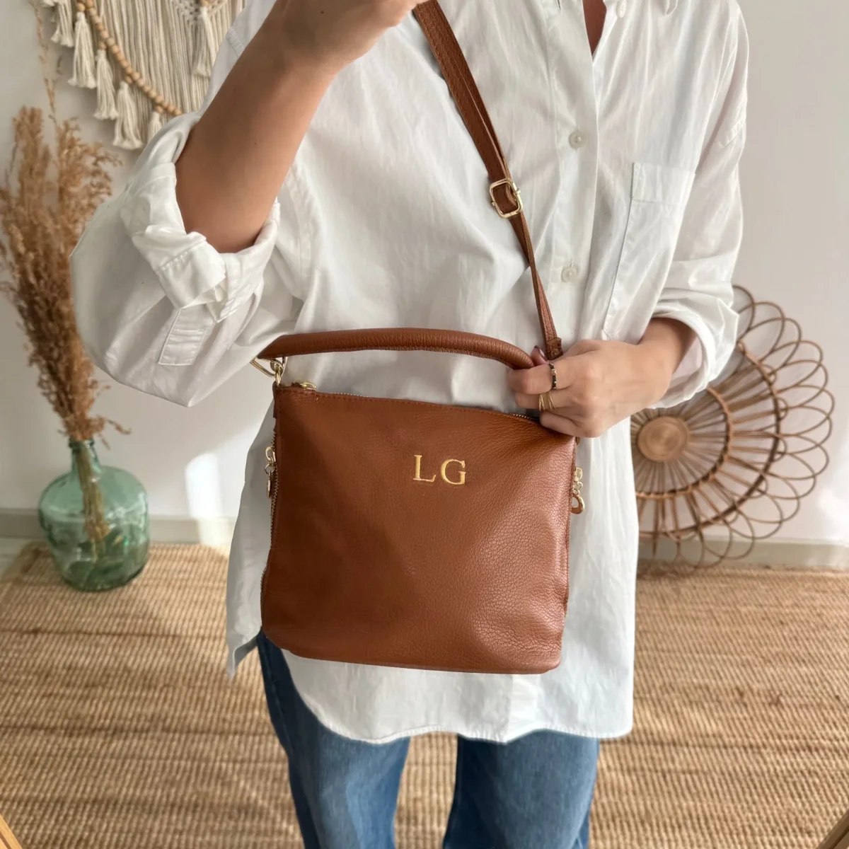 Bolso cremalleras piel camel iniciales bordadas - Imagen 5
