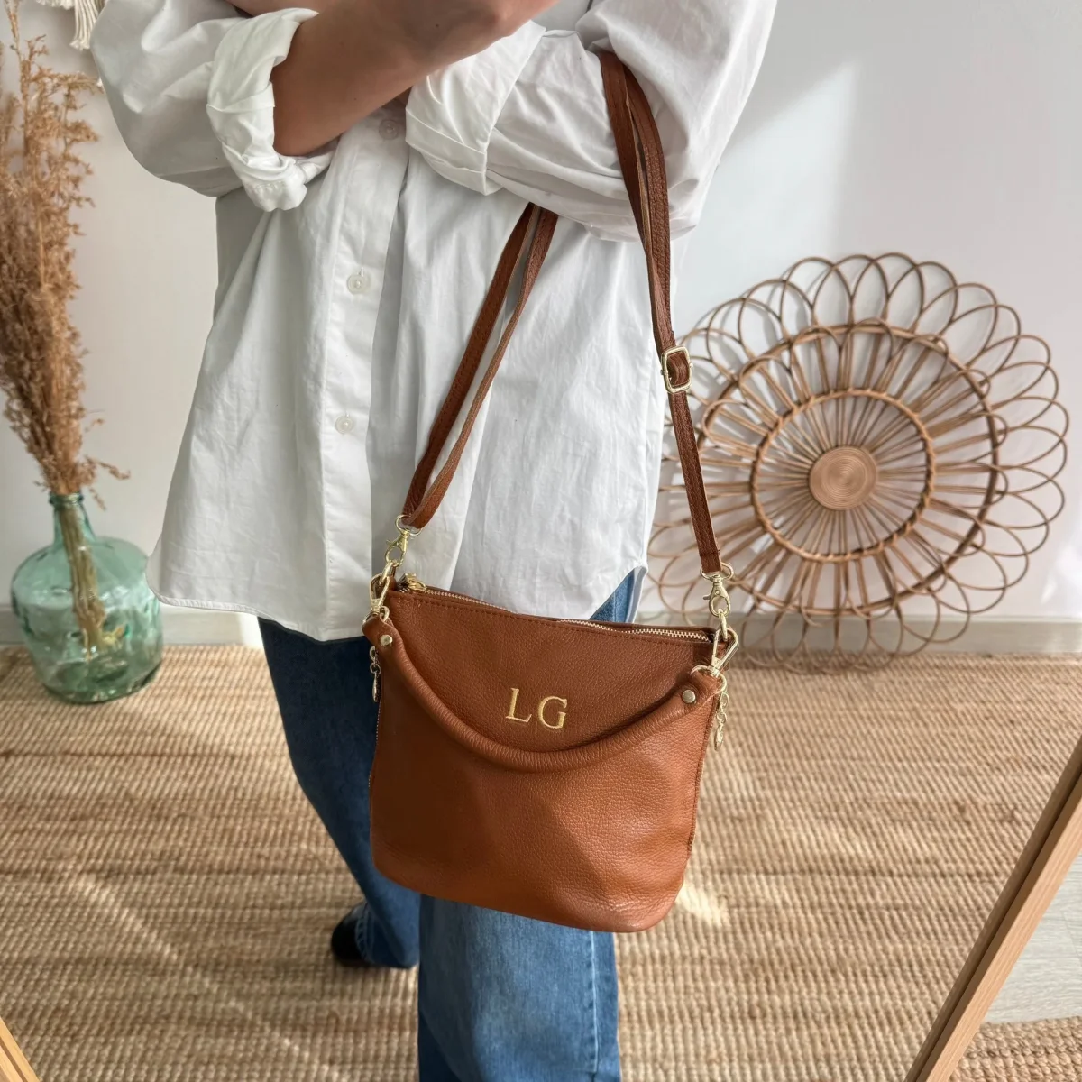 Bolso cremalleras piel camel iniciales bordadas - Imagen 7