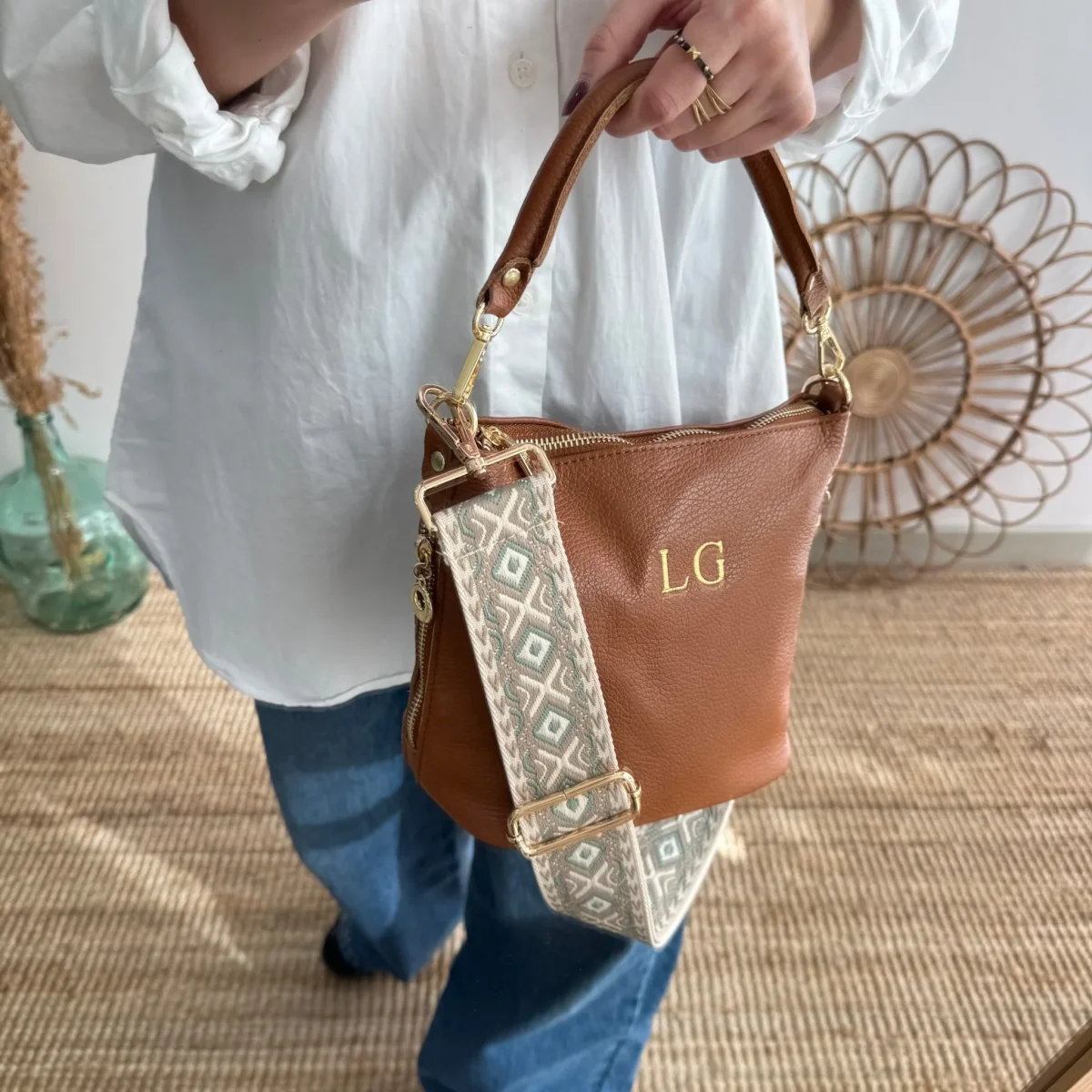 Bolso cremalleras piel camel iniciales bordadas - Imagen 6