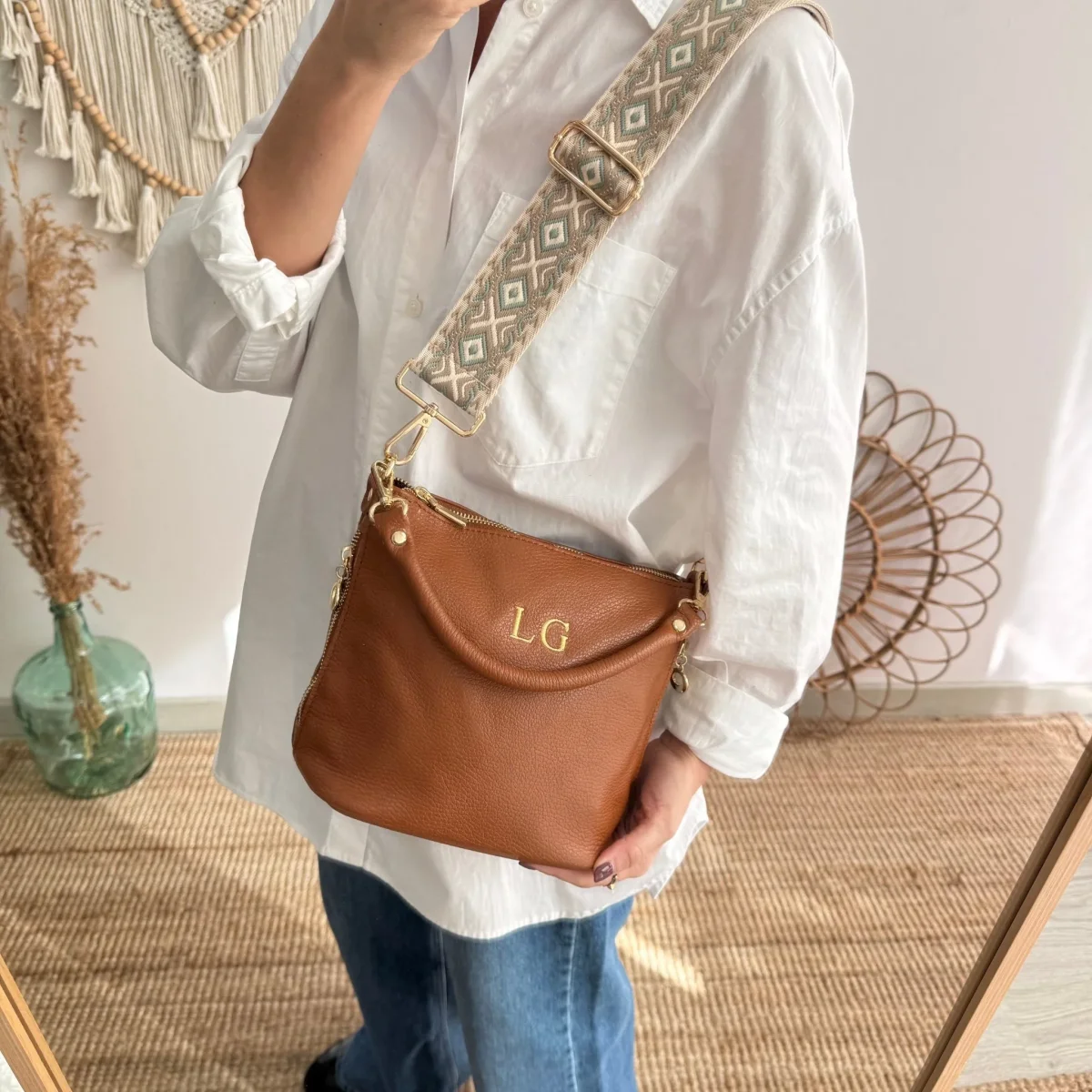 Bolso cremalleras piel camel iniciales bordadas - Imagen 4