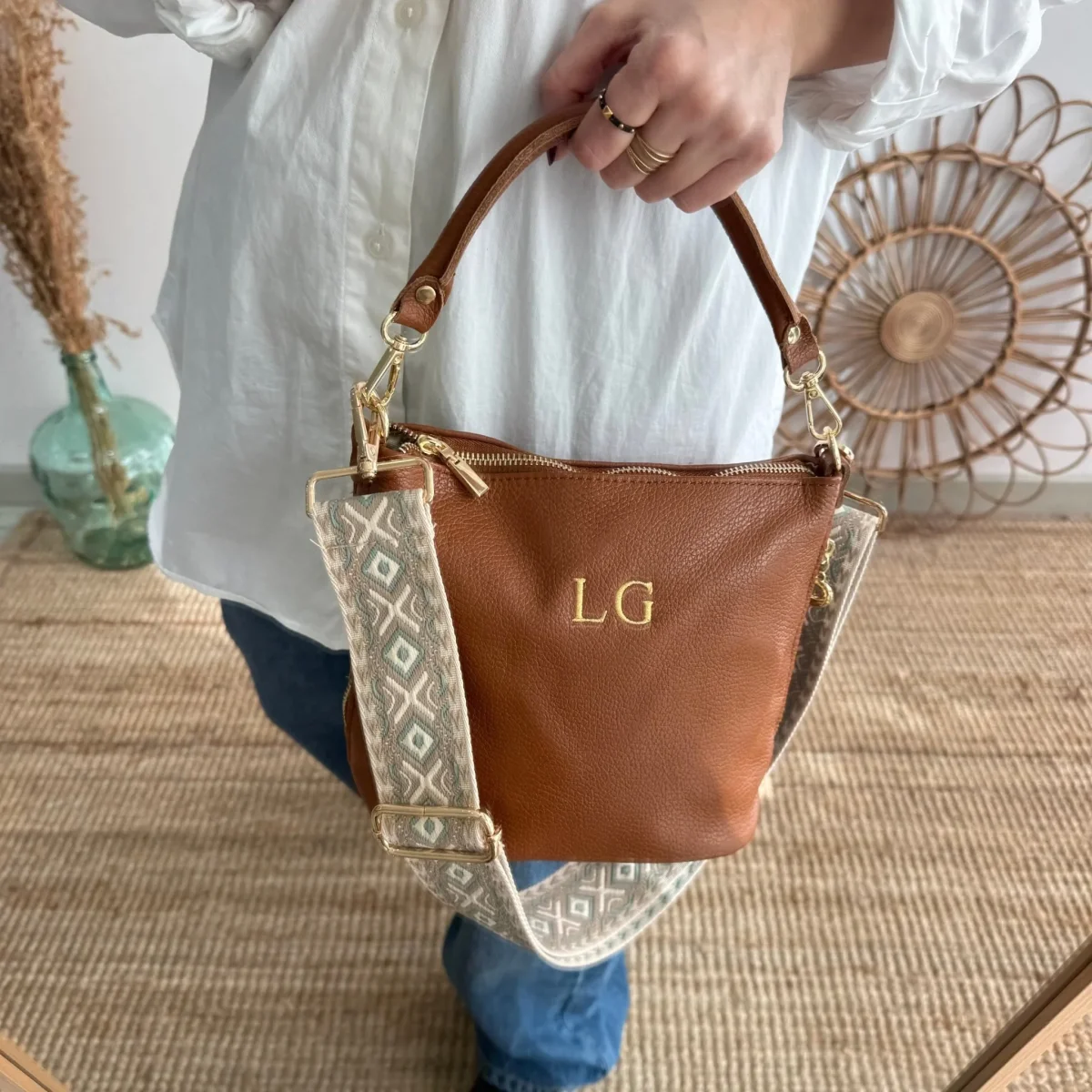 Bolso cremalleras piel camel iniciales bordadas - Imagen 9