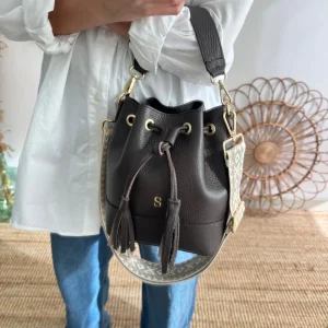 Bolso bucket piel marrón pompón iniciales bordadas