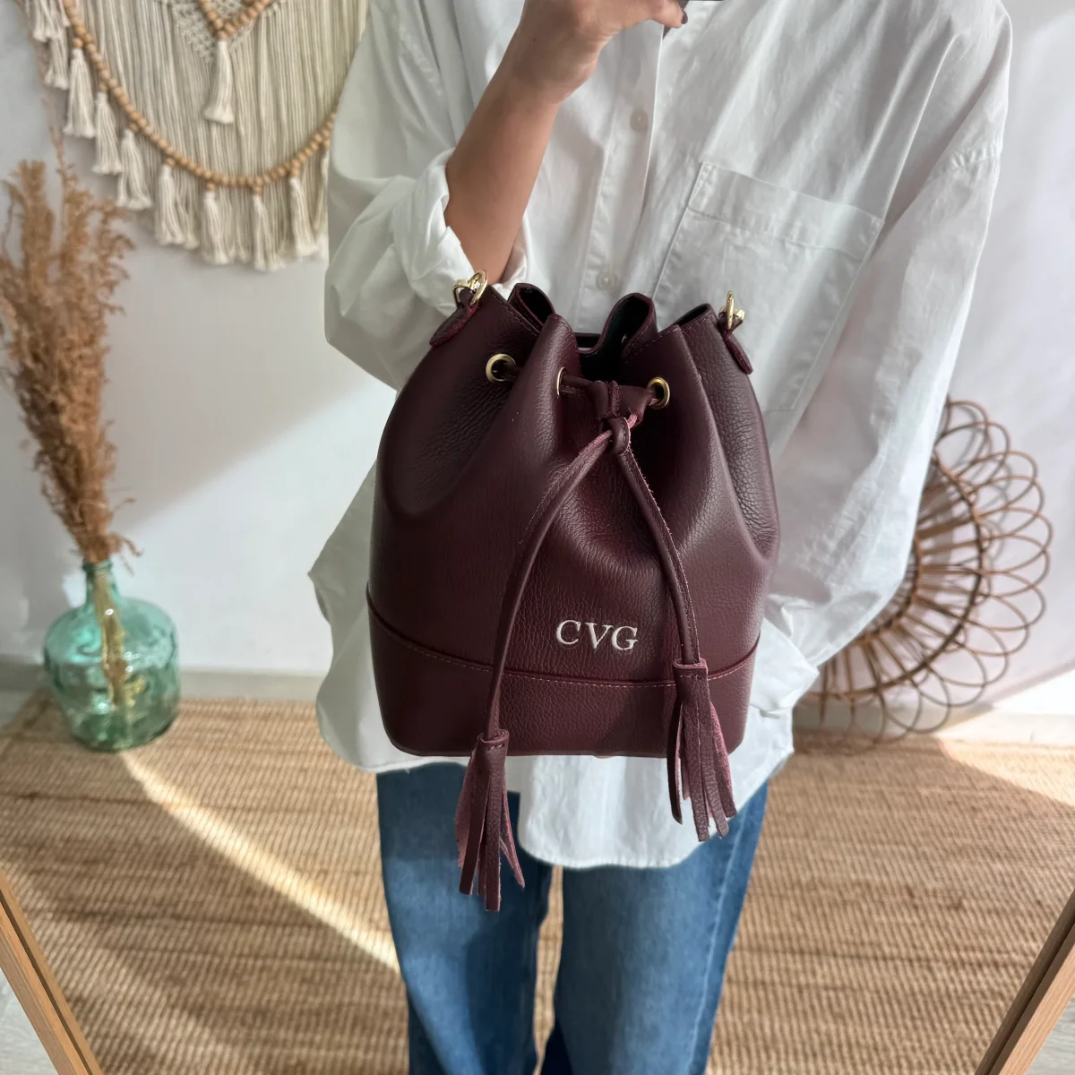 Bolso bucket piel granate grande pompón iniciales bordadas - Imagen 8