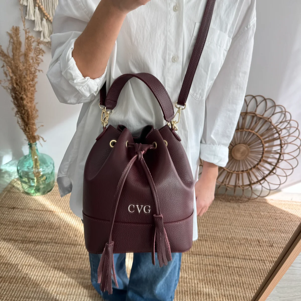 Bolso bucket piel granate grande pompón iniciales bordadas - Imagen 7