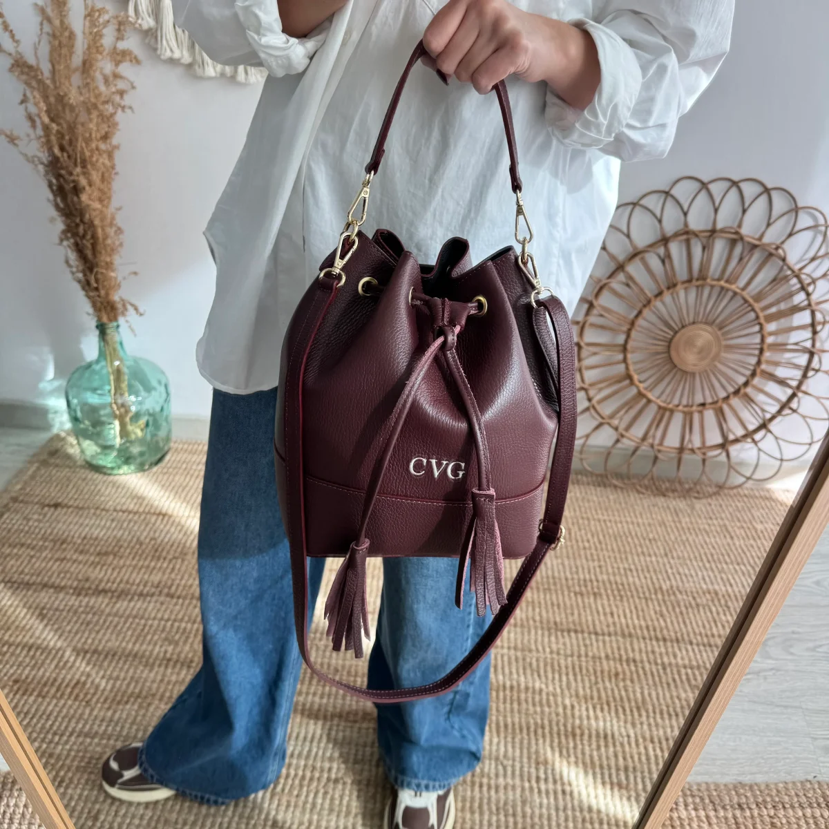 Bolso bucket piel granate grande pompón iniciales bordadas - Imagen 6