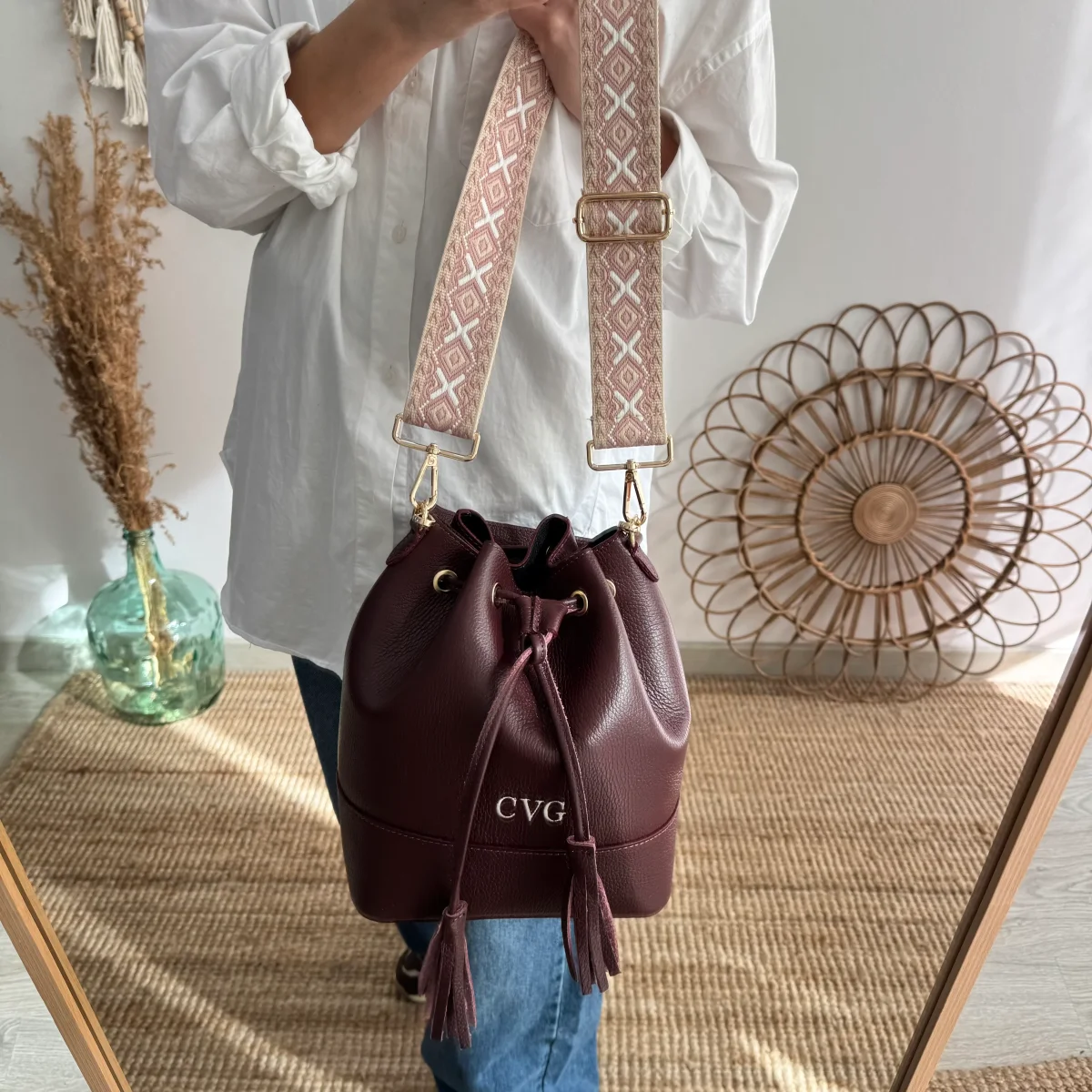Bolso bucket piel granate grande pompón iniciales bordadas - Imagen 9