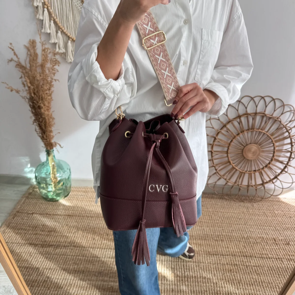 Bolso bucket piel granate grande pompón iniciales bordadas - Imagen 4