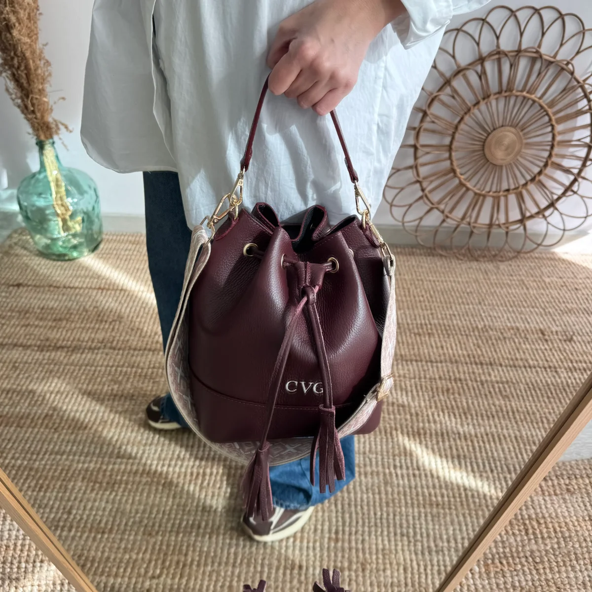 Bolso bucket piel granate grande pompón iniciales bordadas - Imagen 5