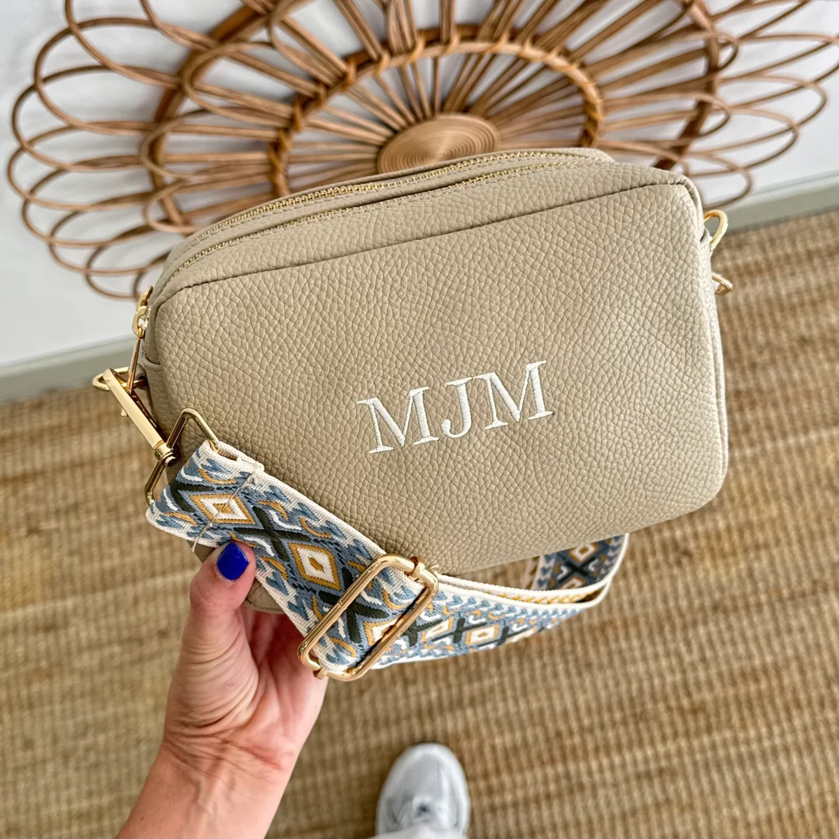 Bolso rectangular piel taupe personalizado iniciales bordadas - Imagen 4