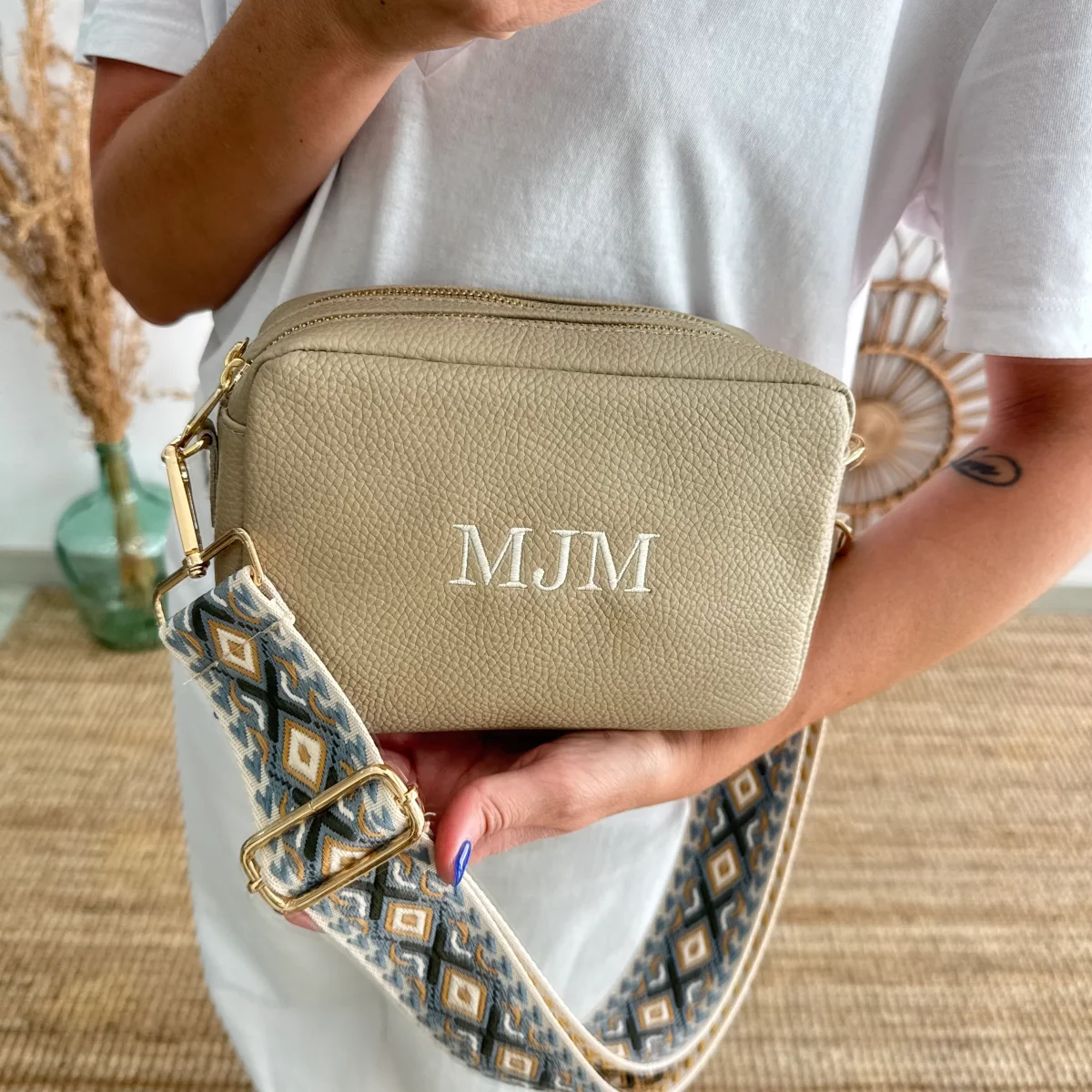 Bolso rectangular piel taupe personalizado iniciales bordadas - Imagen 2