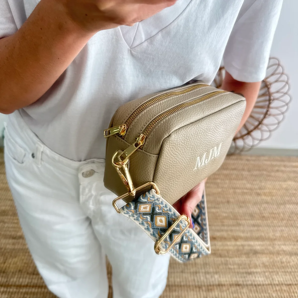 Bolso rectangular piel taupe personalizado iniciales bordadas - Imagen 5