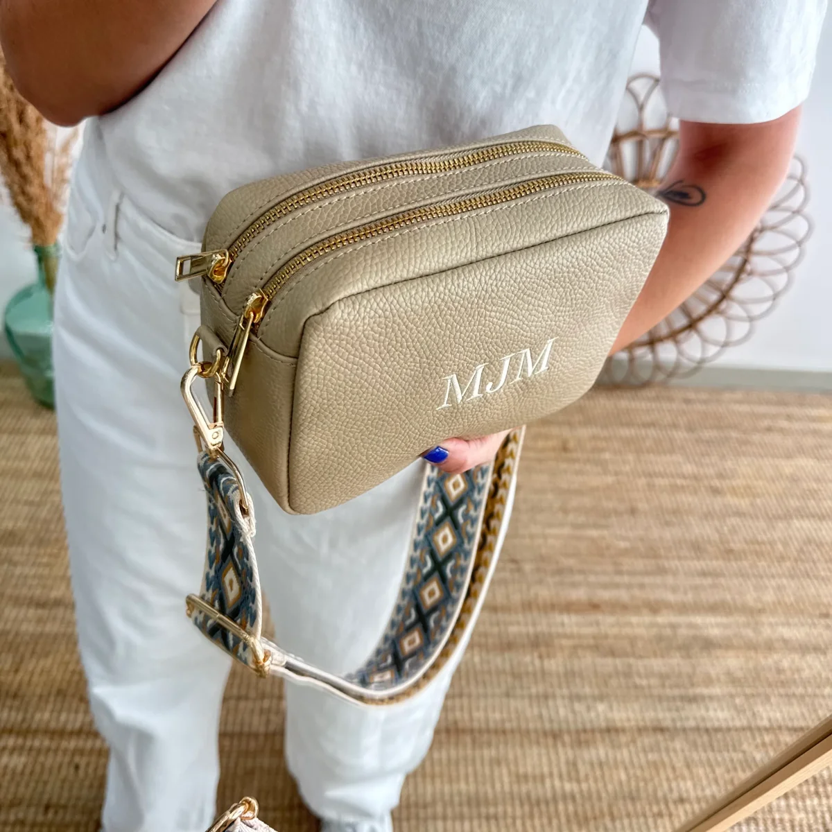 Bolso rectangular piel taupe personalizado iniciales bordadas - Imagen 9