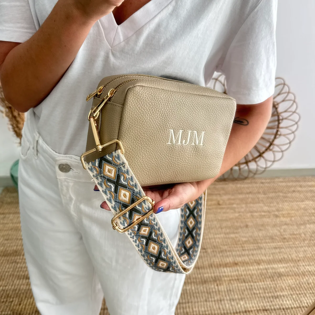 Bolso rectangular piel taupe personalizado iniciales bordadas - Imagen 7