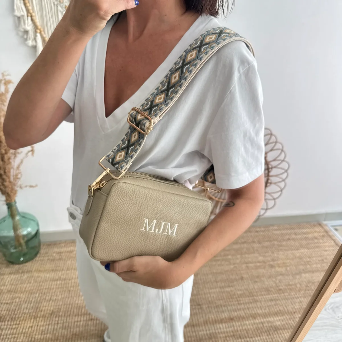 Bolso rectangular piel taupe personalizado iniciales bordadas - Imagen 3