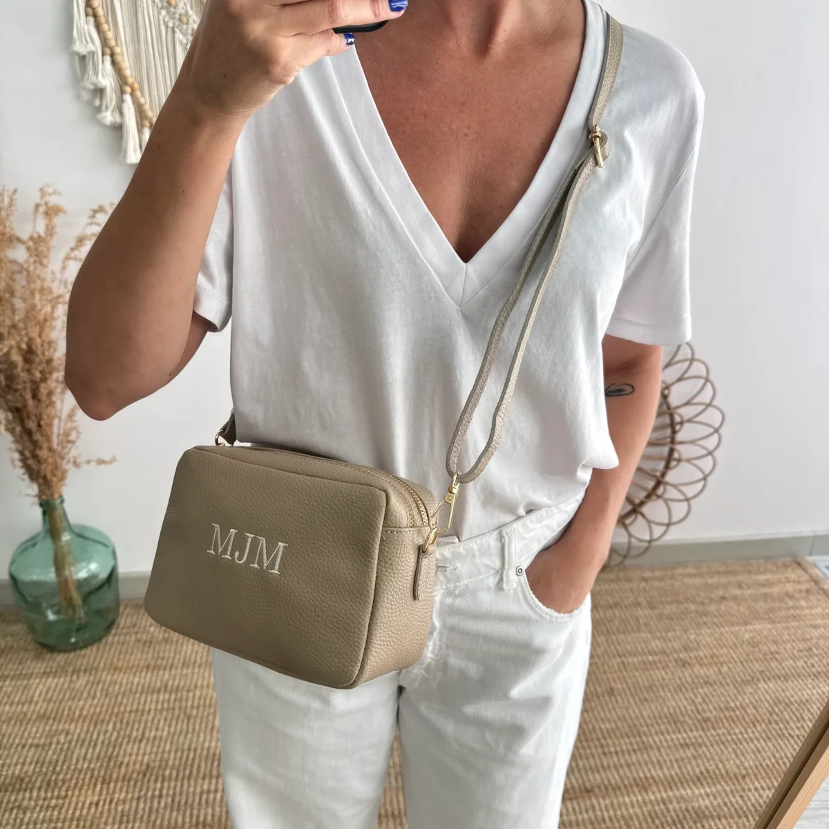 Bolso rectangular piel taupe personalizado iniciales bordadas - Imagen 8