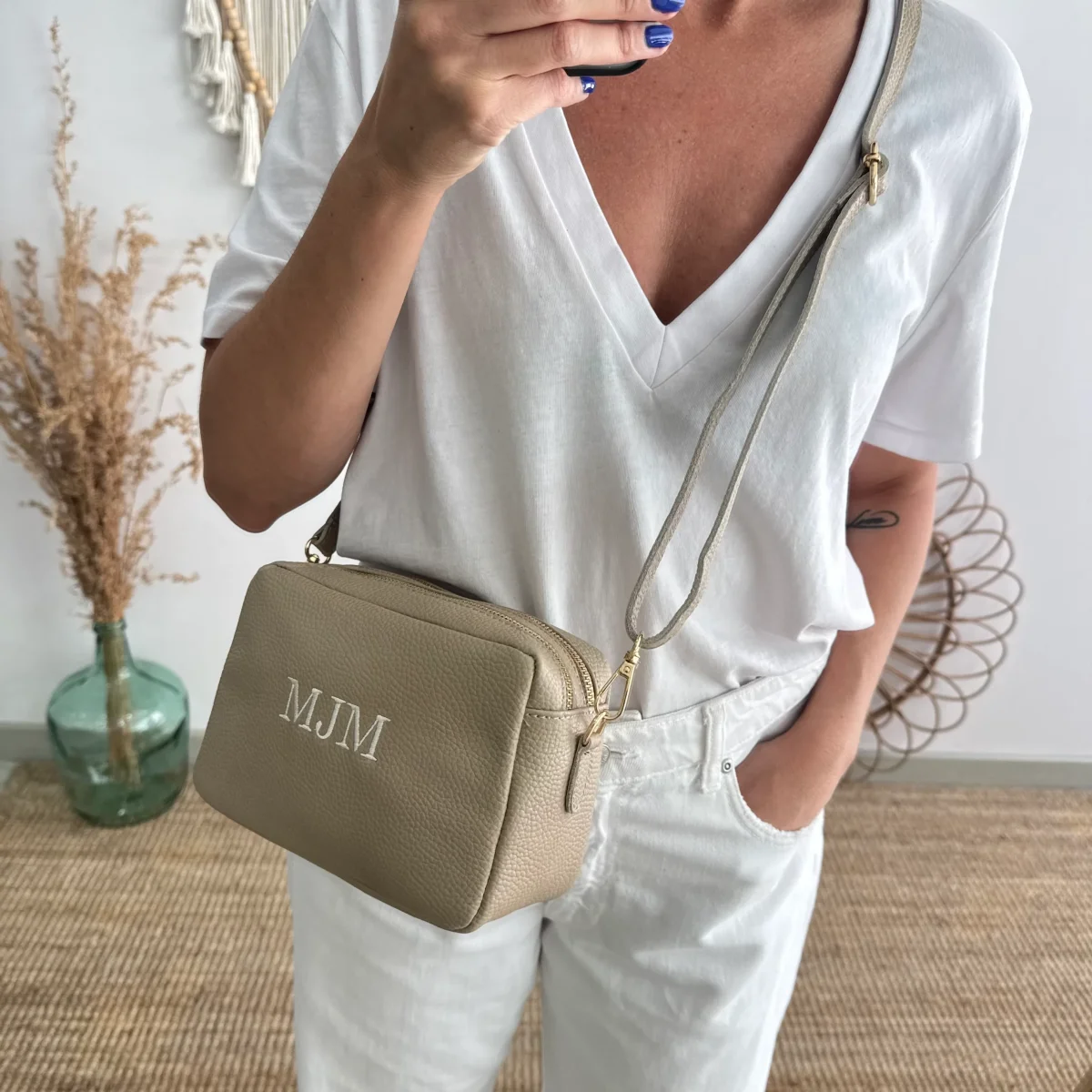 Bolso rectangular piel taupe personalizado iniciales bordadas - Imagen 6