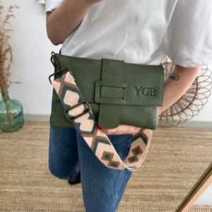 Bolso piel bandolera caqui solapa personalizado iniciales bordadas