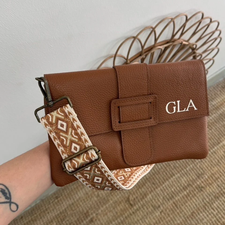 Bolso piel bandolera camel solapa personalizado iniciales bordadas - Imagen 3