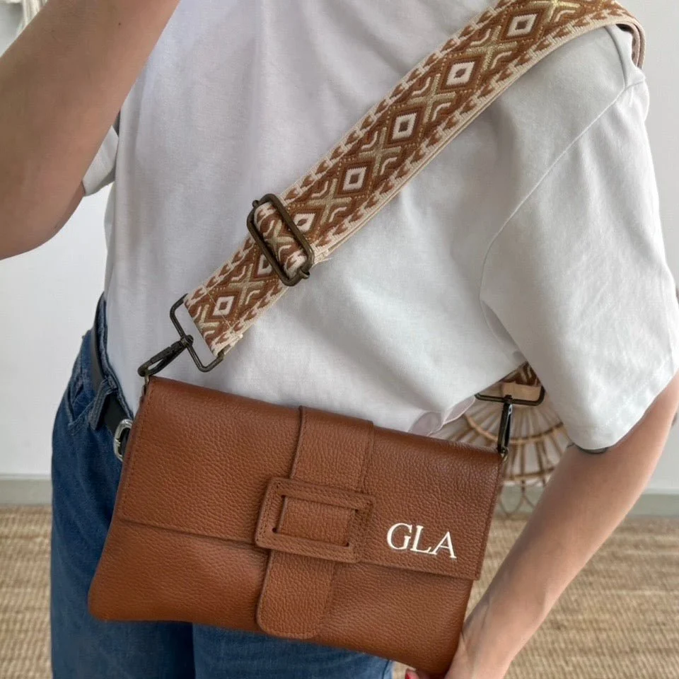 Bolso piel bandolera camel solapa personalizado iniciales bordadas - Imagen 4