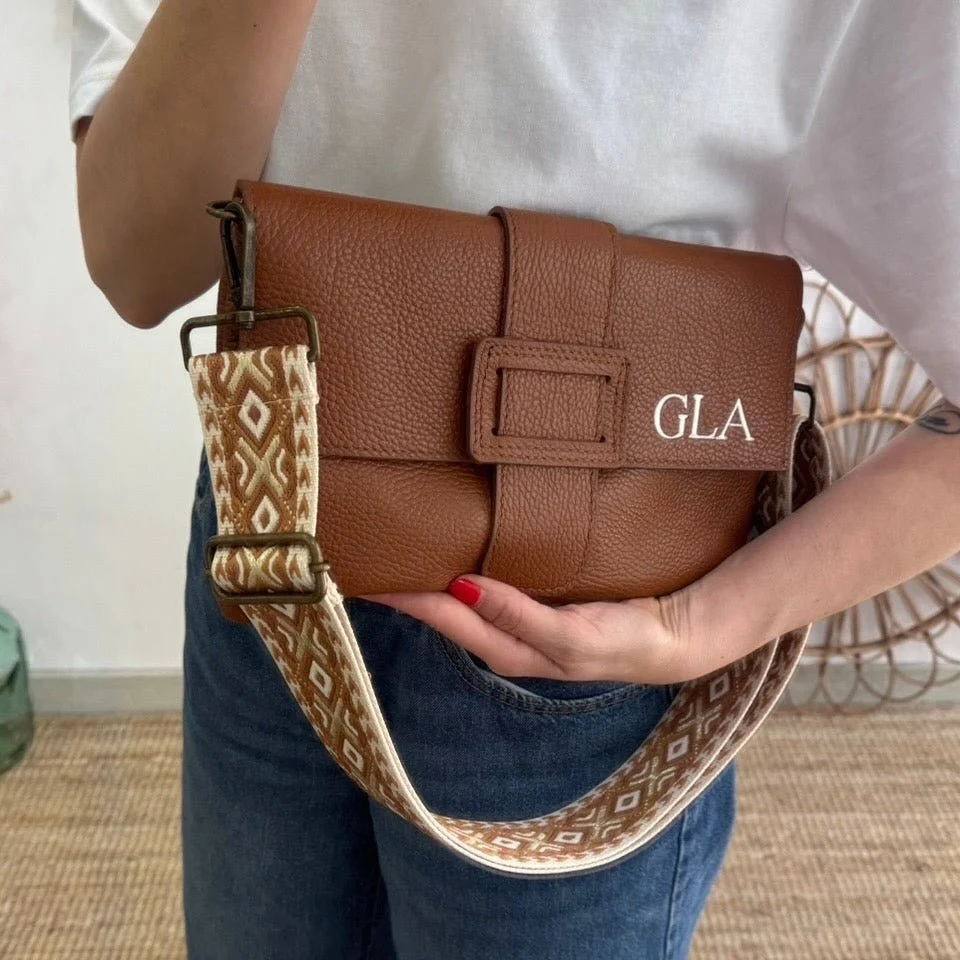 Bolso piel bandolera camel solapa personalizado iniciales bordadas - Imagen 5