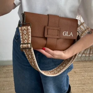 Bolso piel bandolera camel solapa personalizado iniciales bordadas