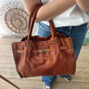 Shopper piel lavada camel tachuelas
