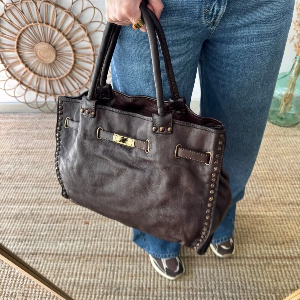 Shopper piel lavada marrón tachuelas - Imagen 6