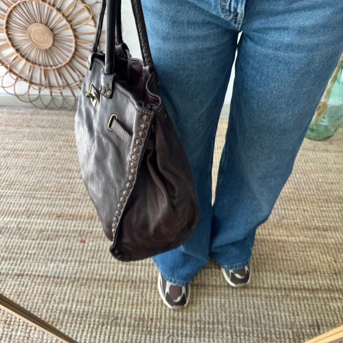 Shopper piel lavada marrón tachuelas - Imagen 5