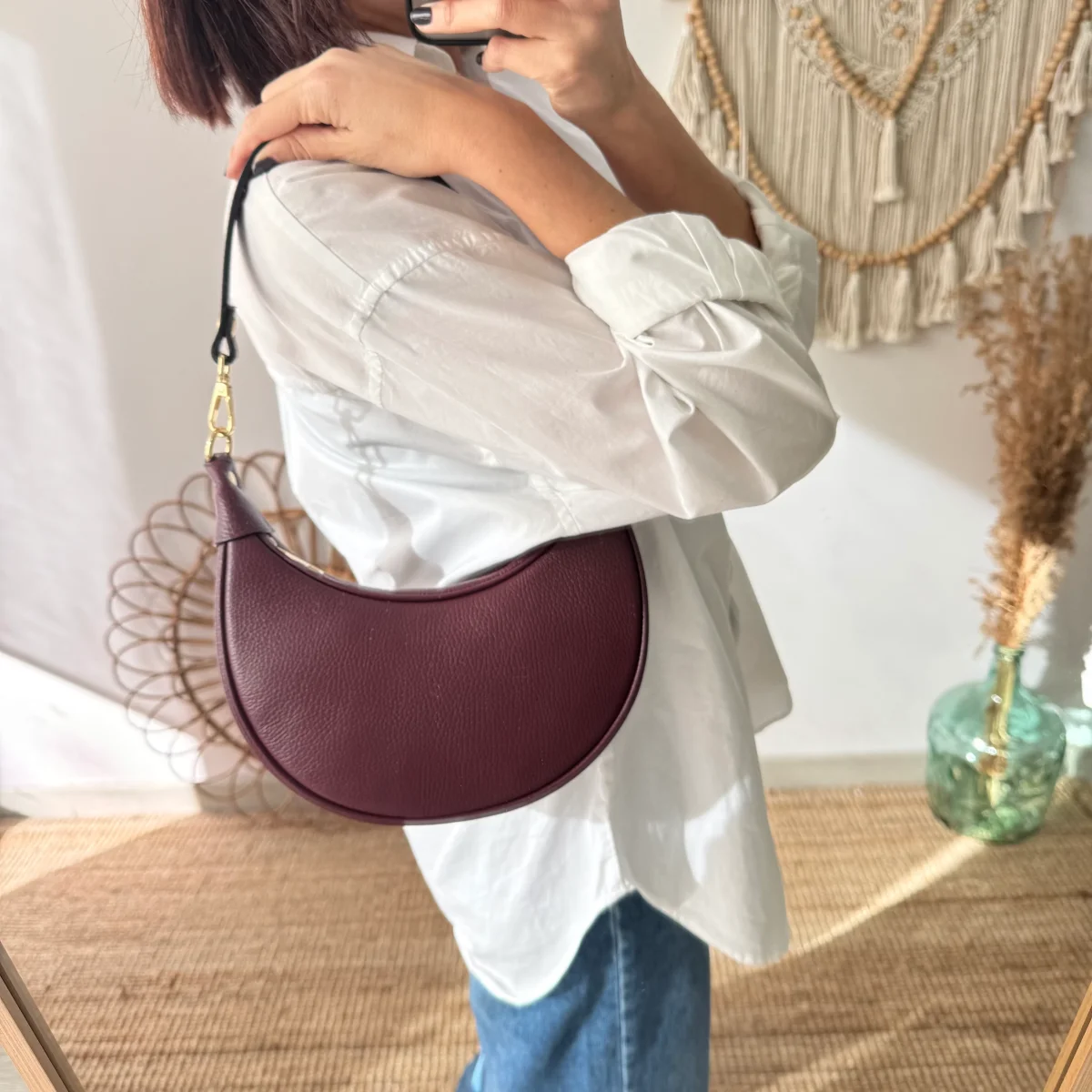Bolso media luna piel granate iniciales bordadas - Imagen 6