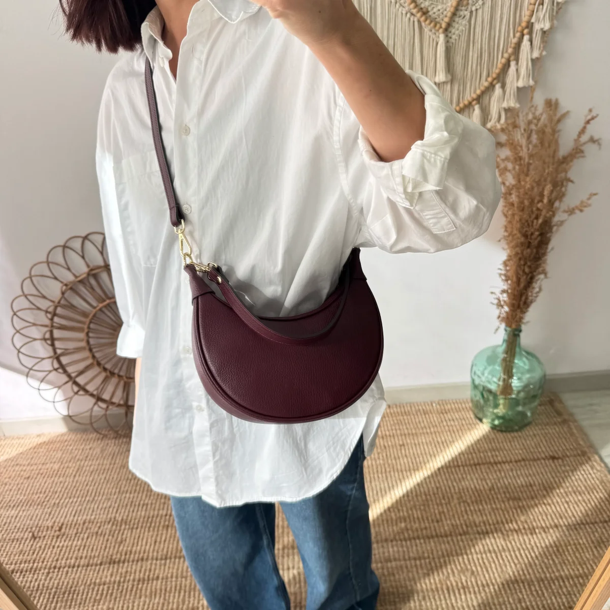 Bolso media luna piel granate iniciales bordadas - Imagen 7