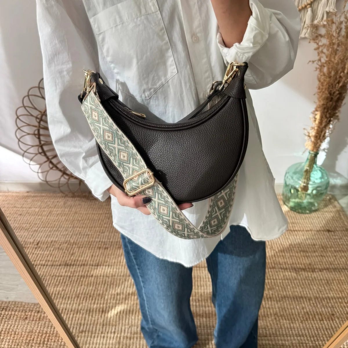 Bolso media luna piel marrón iniciales bordadas - Imagen 2