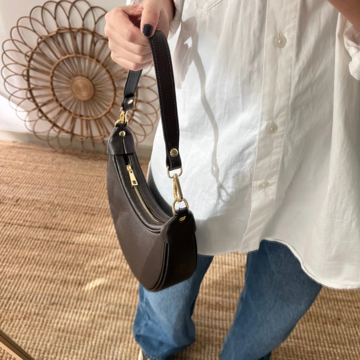 Bolso media luna piel marrón iniciales bordadas - Imagen 9