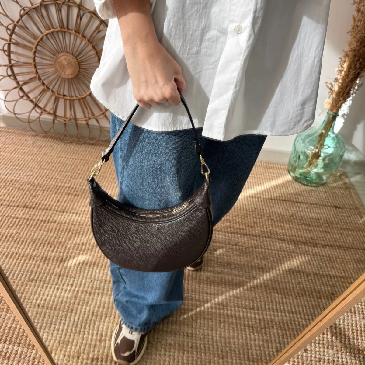Bolso media luna piel marrón iniciales bordadas - Imagen 7