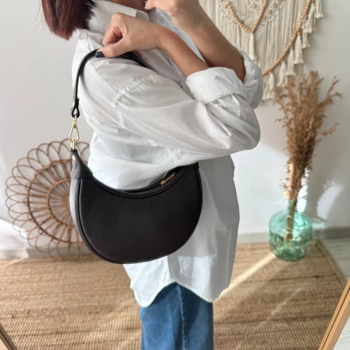 Bolso media luna piel marrón iniciales bordadas - Imagen 3