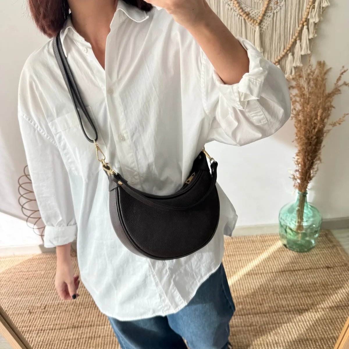 Bolso media luna piel marrón iniciales bordadas - Imagen 4
