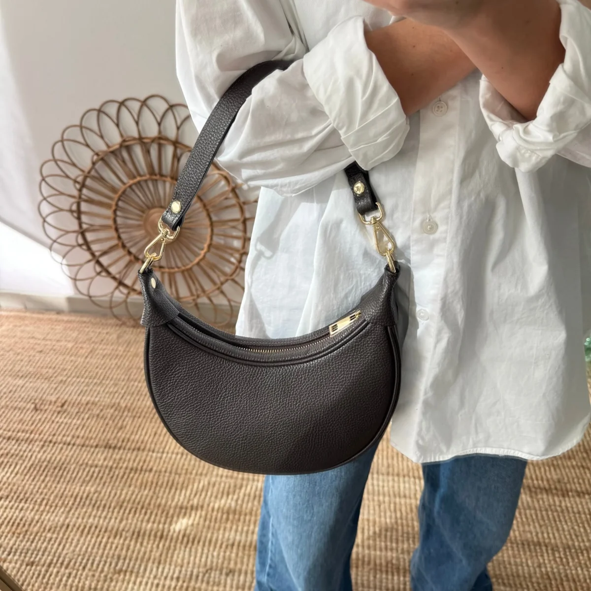 Bolso media luna piel marrón iniciales bordadas - Imagen 6