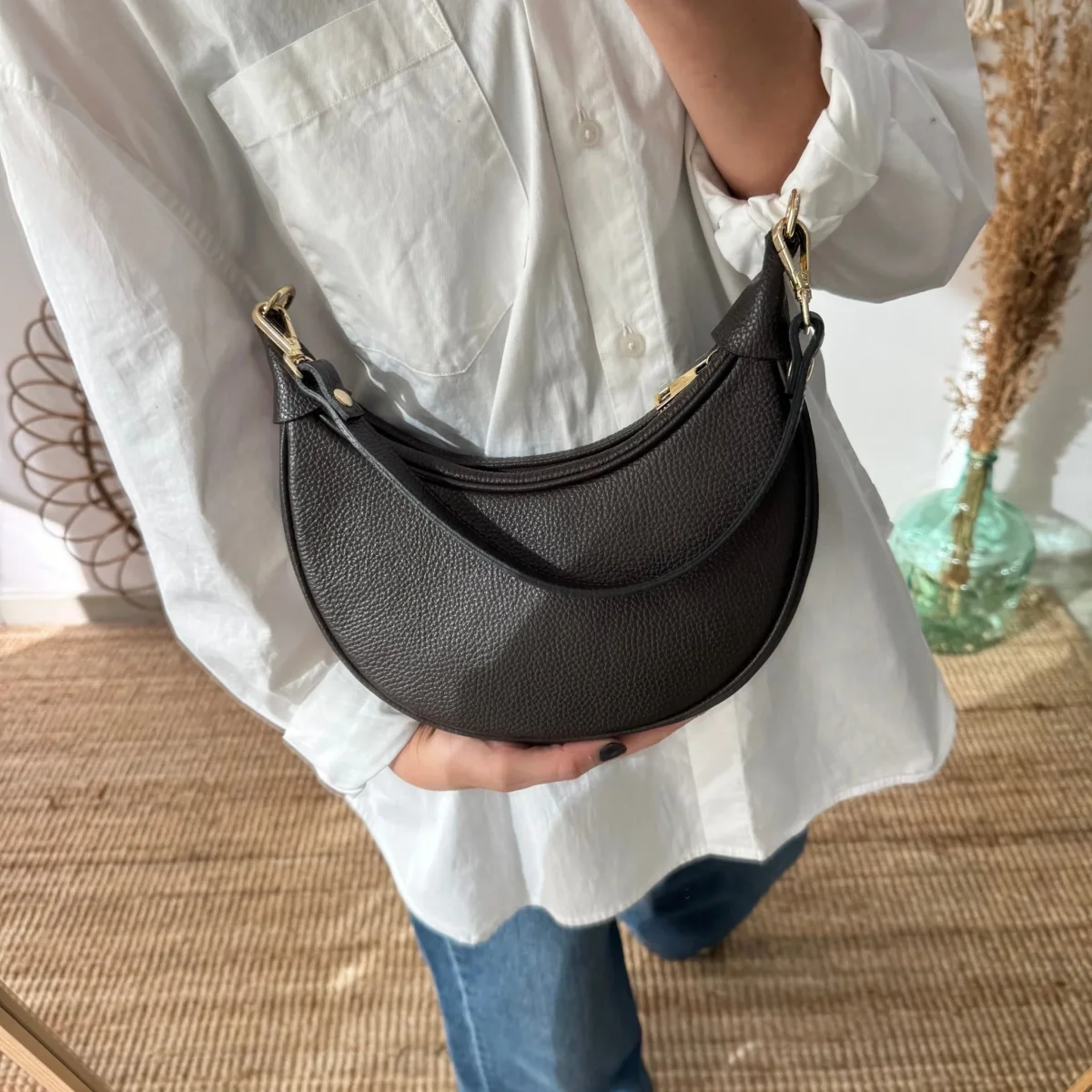 Bolso media luna piel marrón iniciales bordadas - Imagen 5