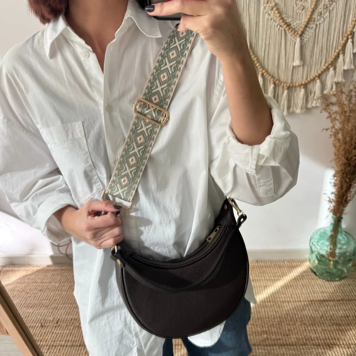 Bolso media luna piel marrón iniciales bordadas - Imagen 8