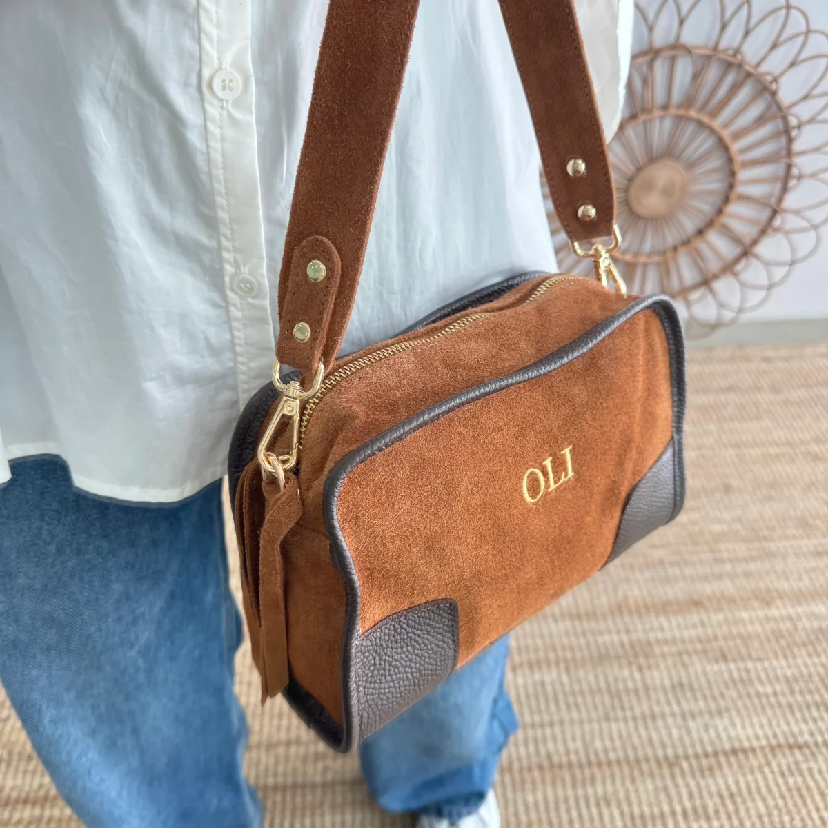 Bolso baúl serraje camel y piel marrón - Imagen 4