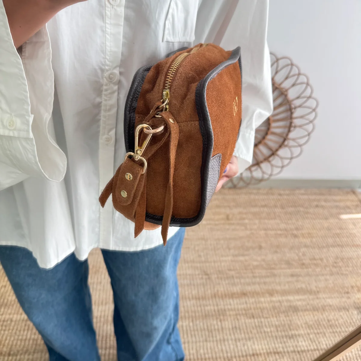 Bolso baúl serraje camel y piel marrón - Imagen 7