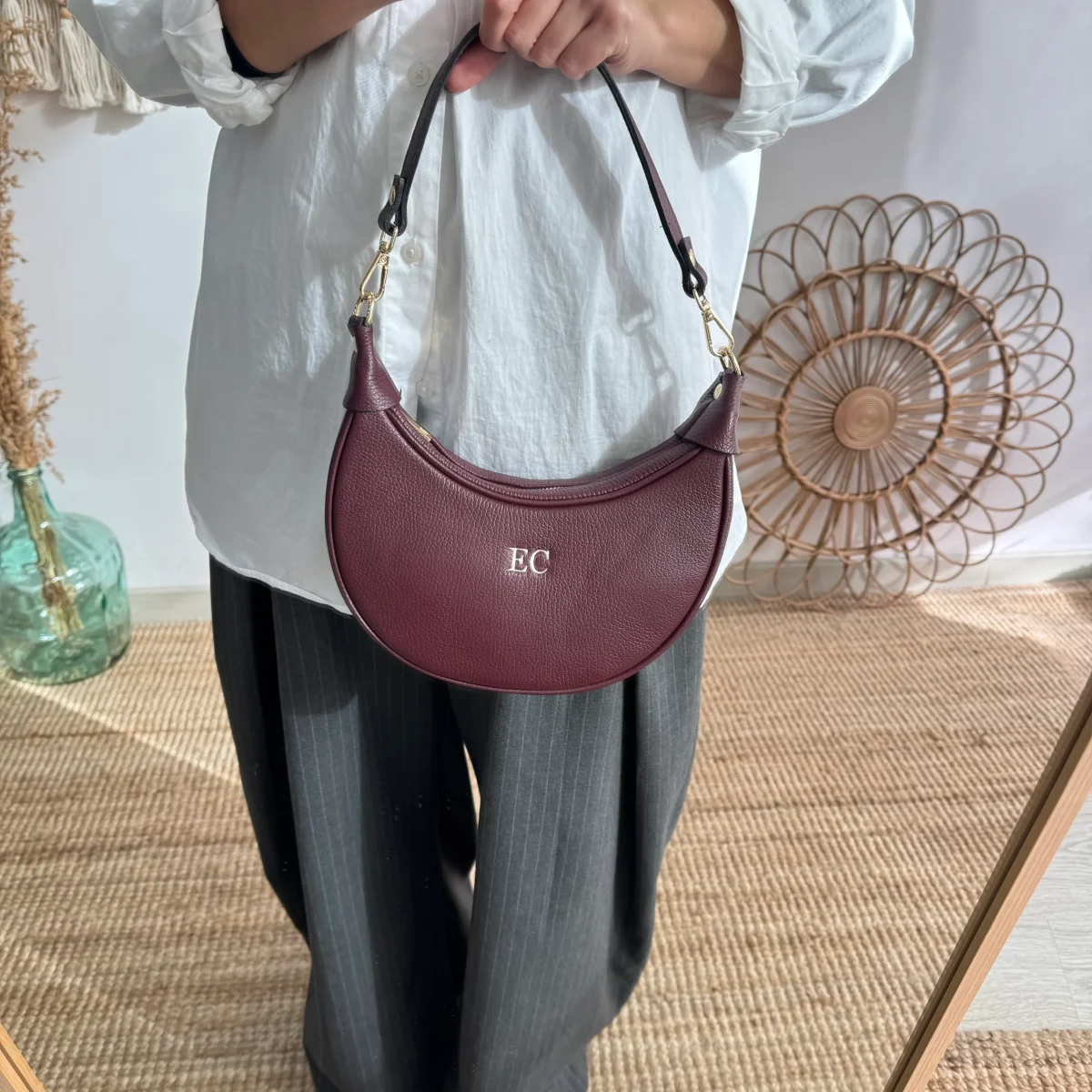 Bolso media luna piel granate iniciales bordadas - Imagen 4