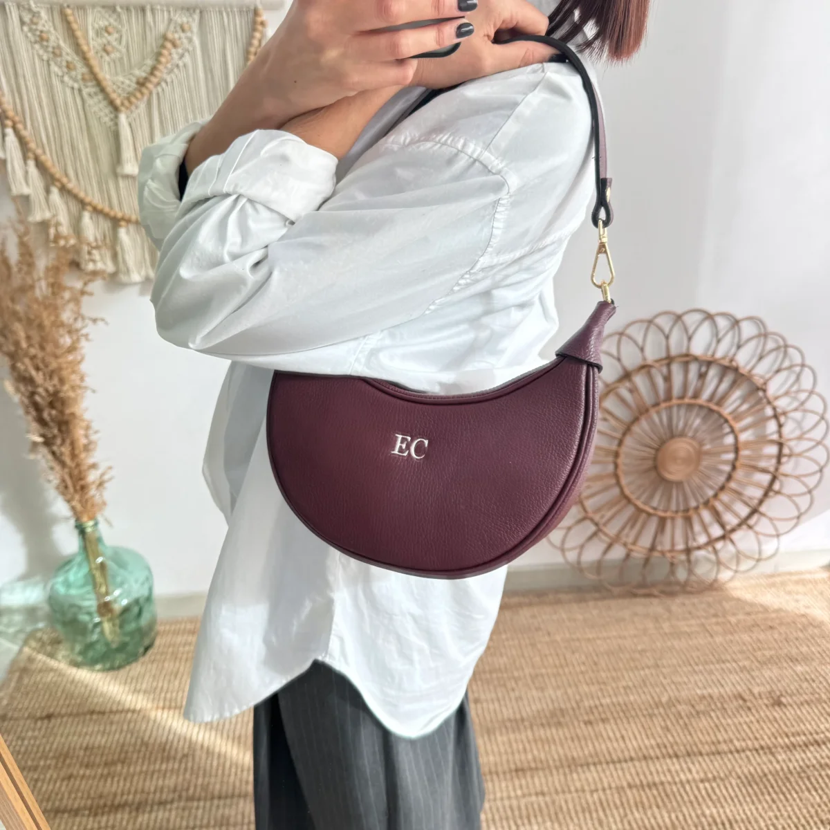Bolso media luna piel granate iniciales bordadas - Imagen 3