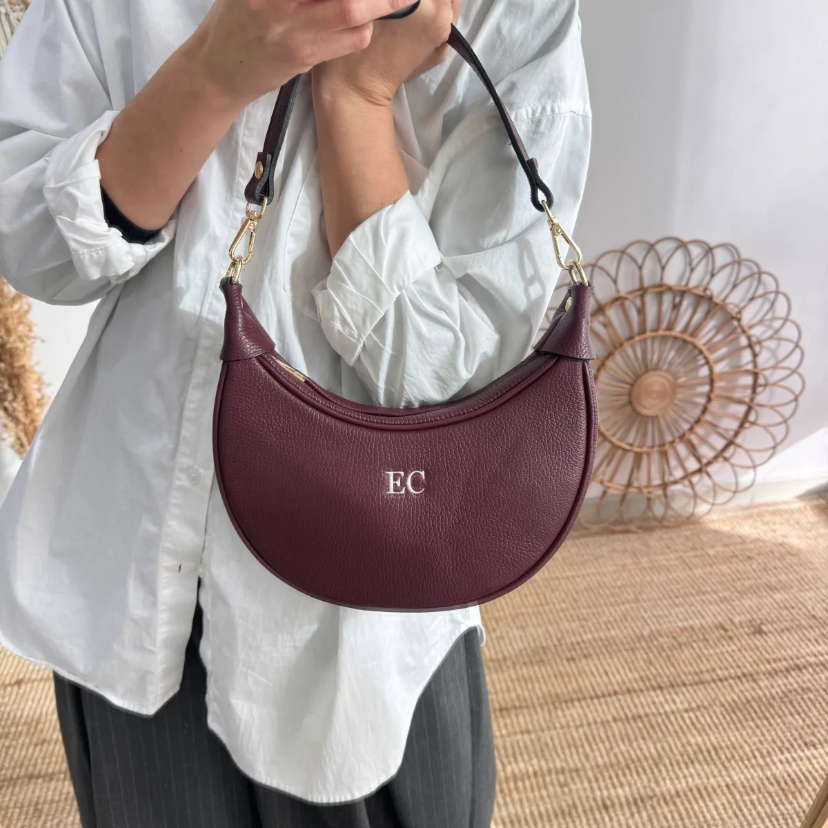 Bolso media luna piel granate iniciales bordadas