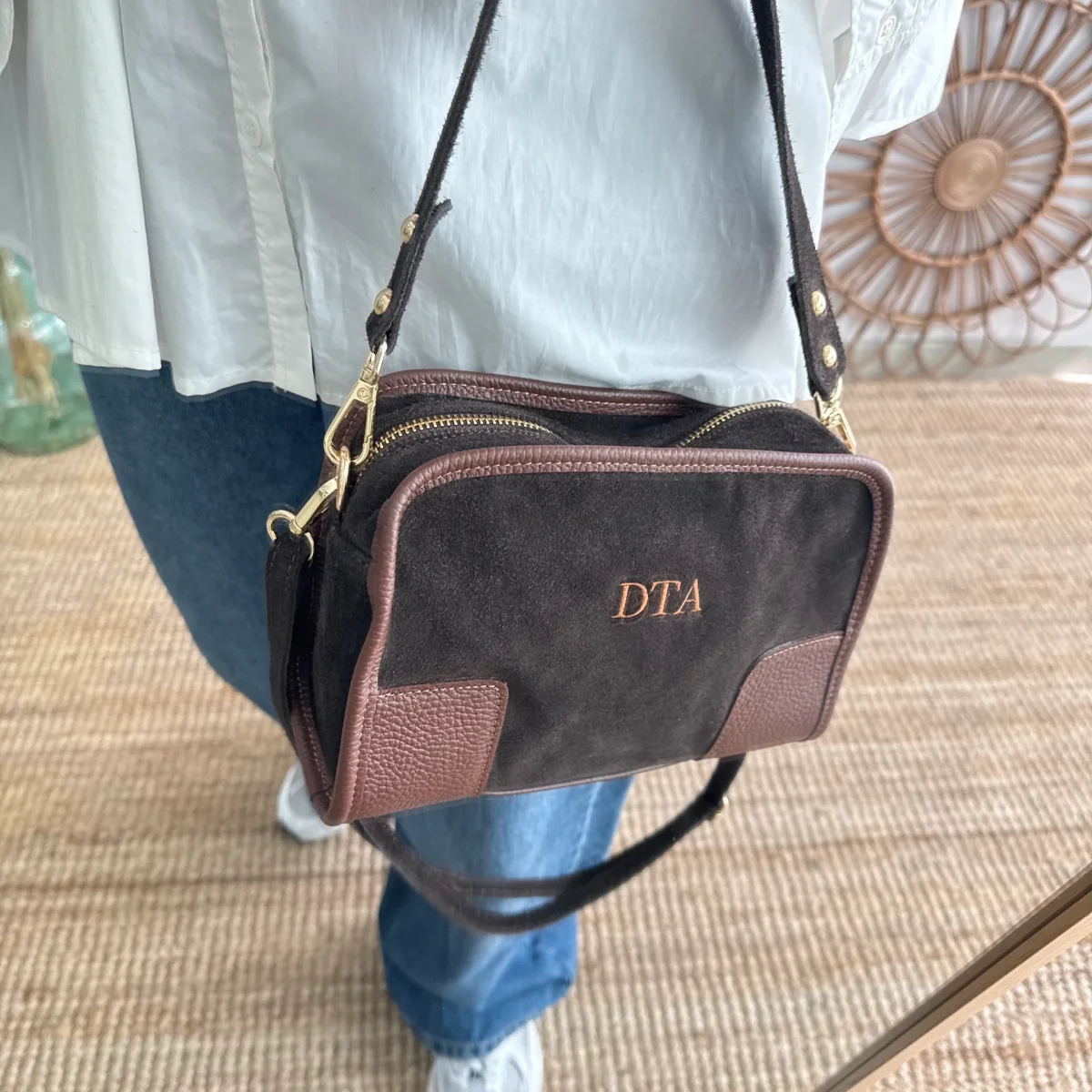 Bolso baúl serraje marrón y piel marrón - Imagen 4